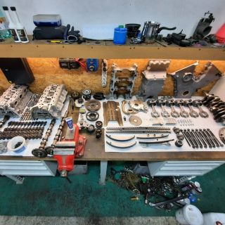 Ani po Novém roce nezahálíme 🚗 Pracujeme na sestavení motoru Fordu Mondeo ST200 👨‍🔧🔧 #jandysauto #ford #fordmondeo...